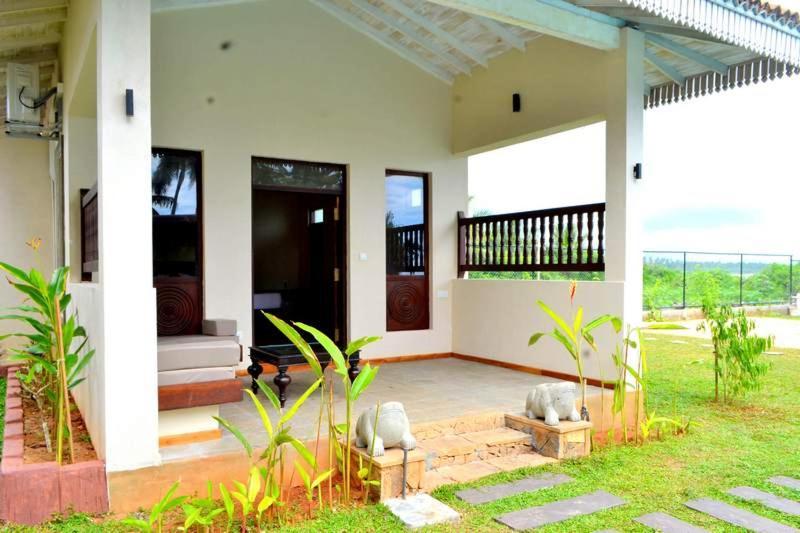 Guru Beach Resort Tangalle Exteriör bild